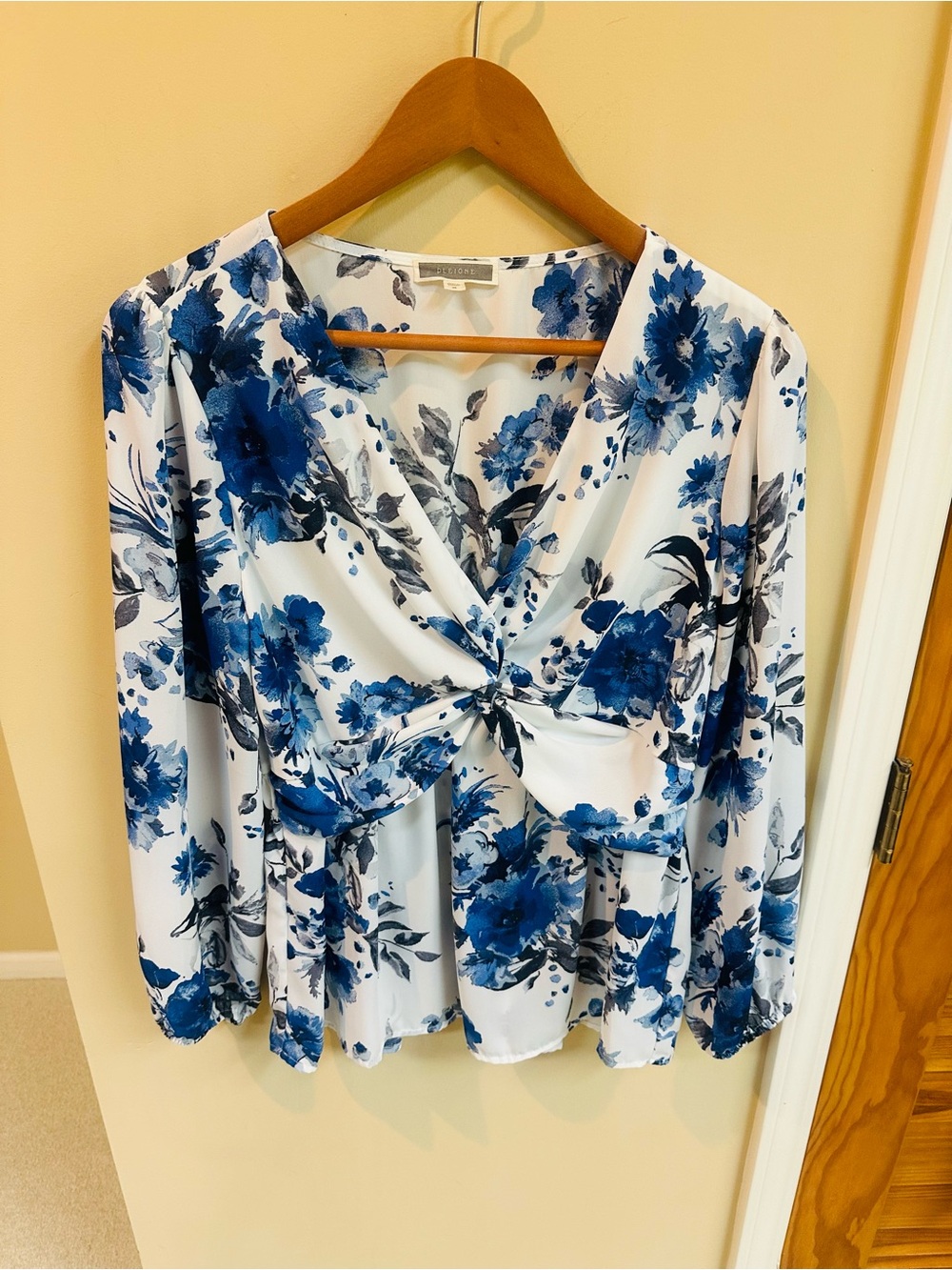 Pleione NWOT White and Blue Floral Twist-Front Blouse Long Sleeve size Medium